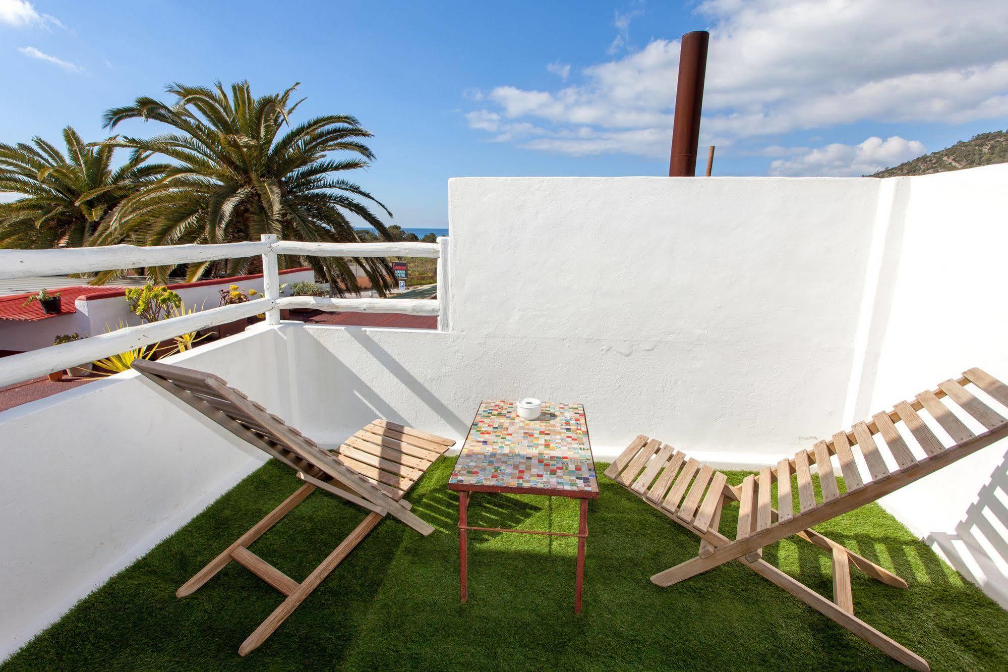 Cosmos Grand Hostal Sant Francesc de s'Estany Luaran gambar
