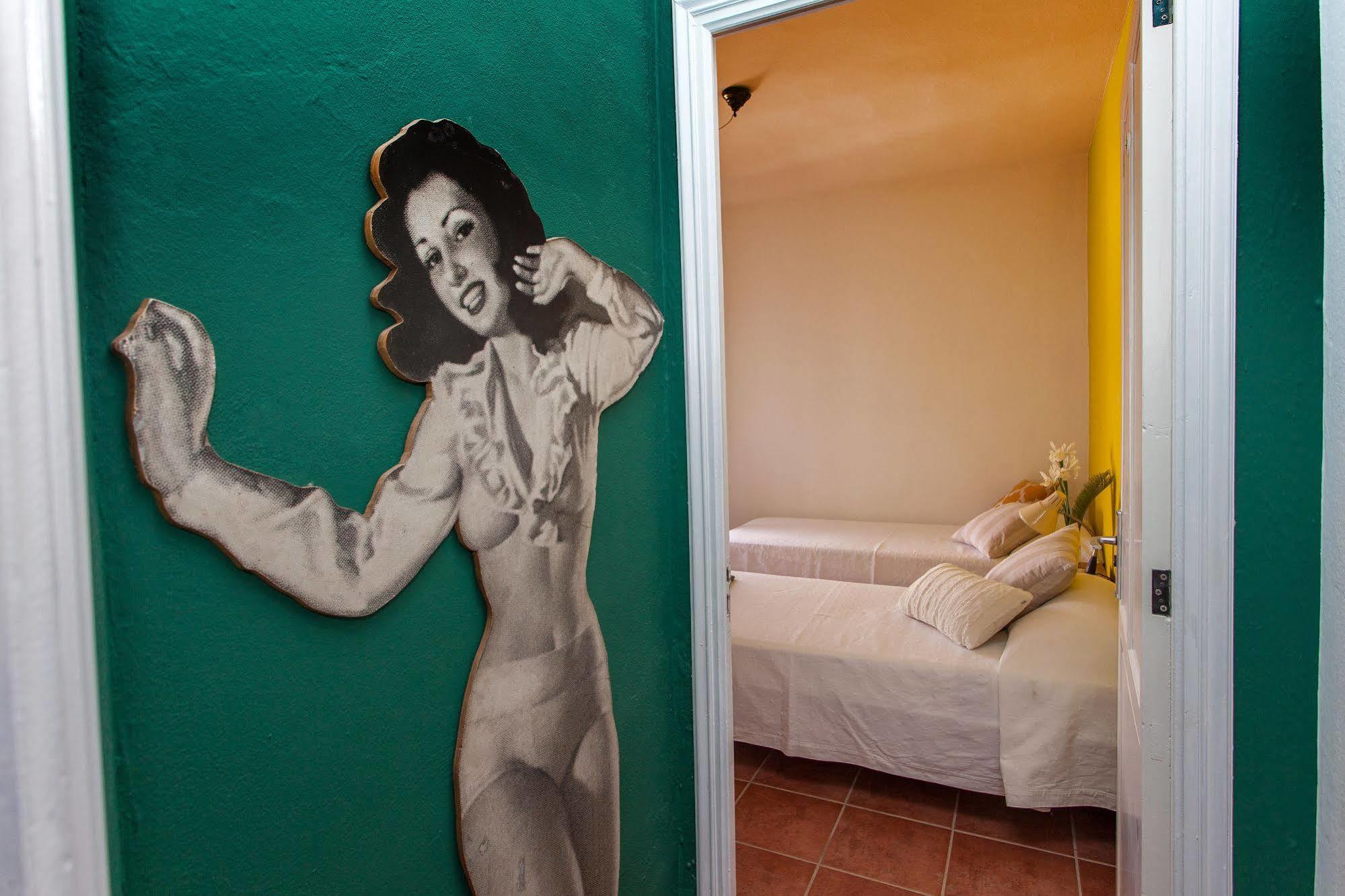 Cosmos Grand Hostal Sant Francesc de s'Estany Luaran gambar